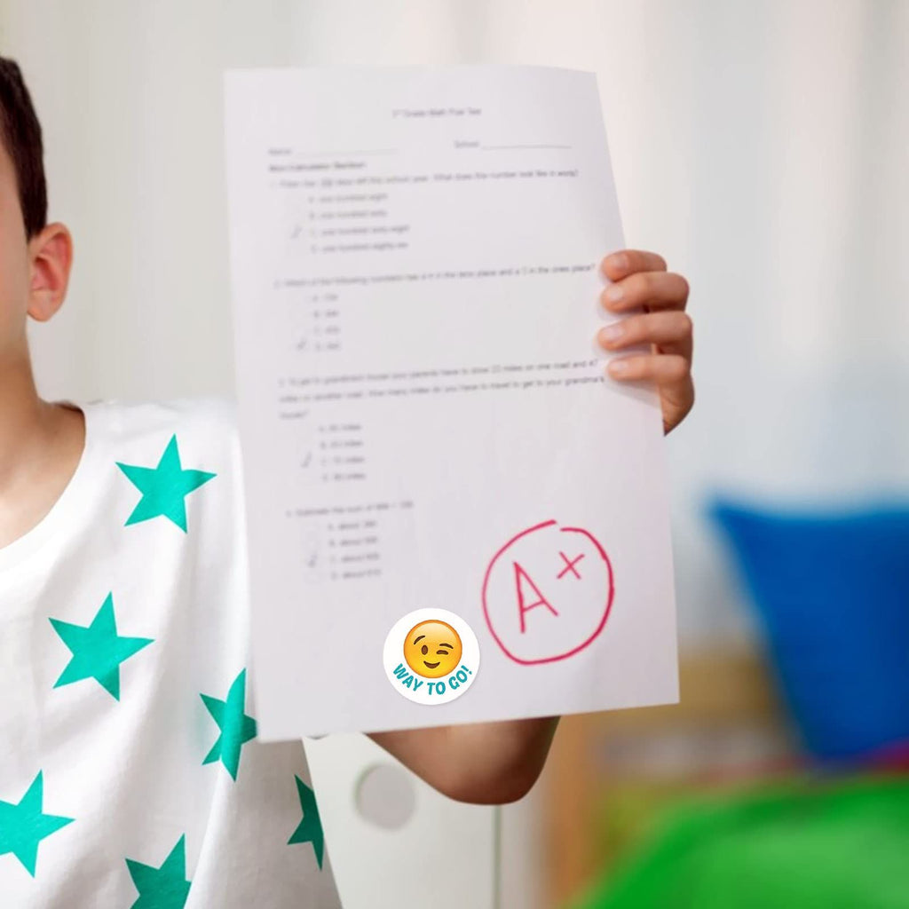 English teacher rewards children with stickers to encourage learning English labels, packaging emoji toys